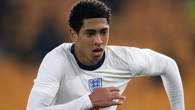 拜仁莱万多夫斯基关键进球锁定胜局（莱万致胜球助拜仁全取三分）