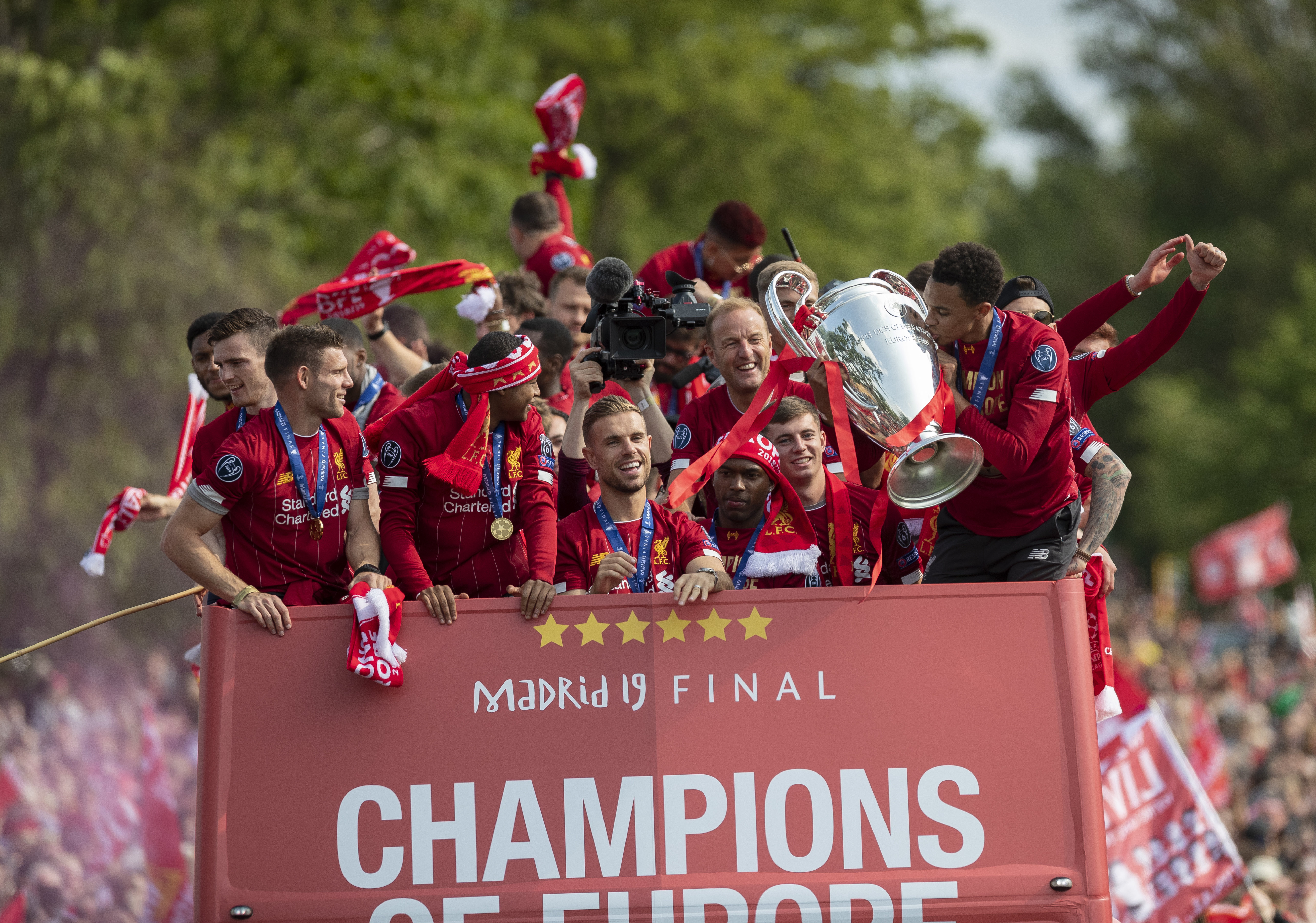 亚冠成都蓉城VS神户胜利船：周定洋坐镇 韦世豪+德尔加多领衔进攻（亚冠成都蓉城战神户胜利船：周定洋压阵，韦世豪搭档德尔加多领衔进攻）