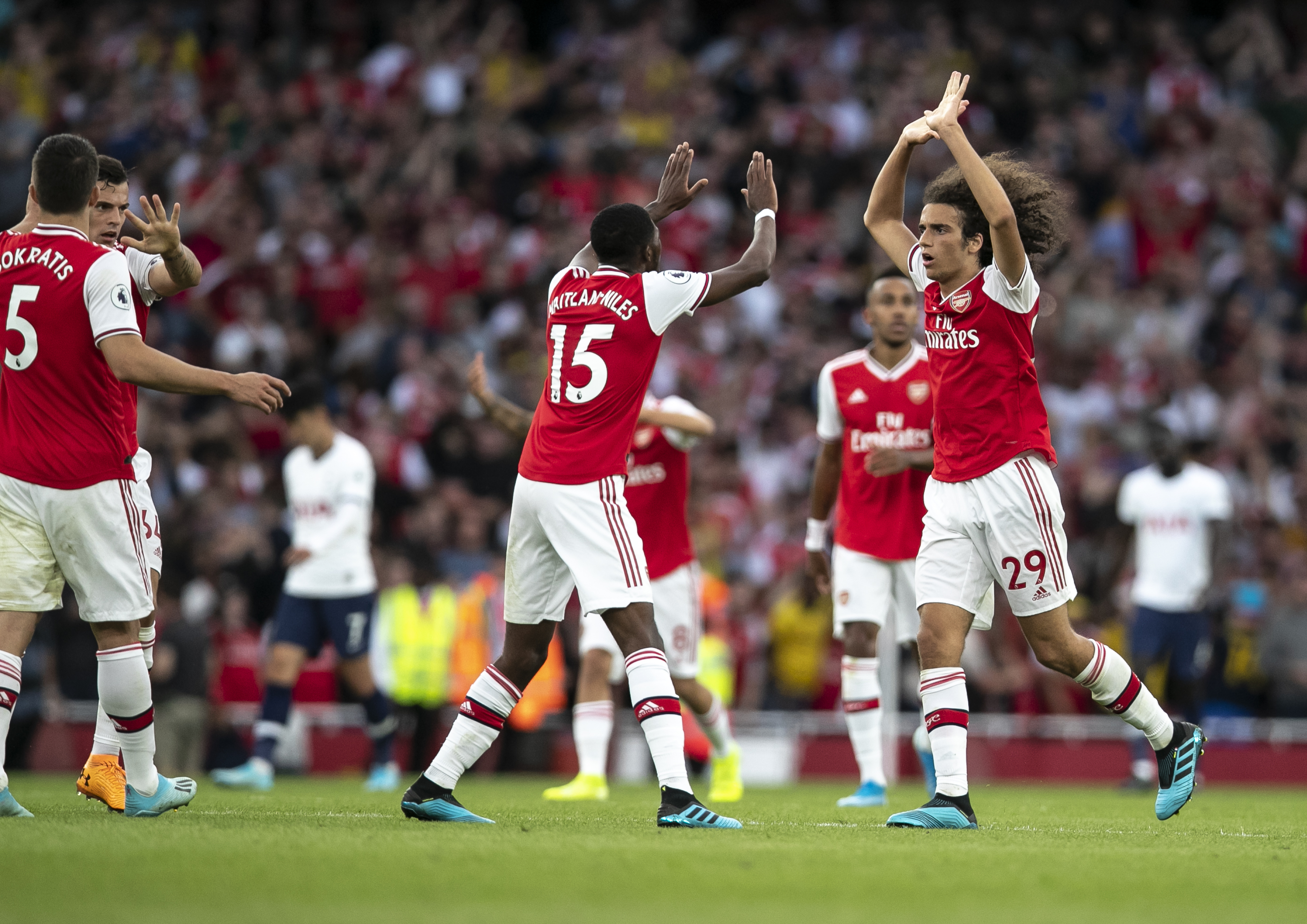 篮球湖人全队配合默契提升（湖人全队配合日益默契）