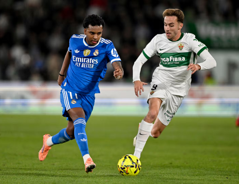 邮报：伯恩茅斯后卫塞内西与女足后卫鲍尔斯成英超新明星情侣（英媒称伯恩茅斯后卫塞内西与女足后卫鲍尔斯成为英超圈新晋明星情侣）