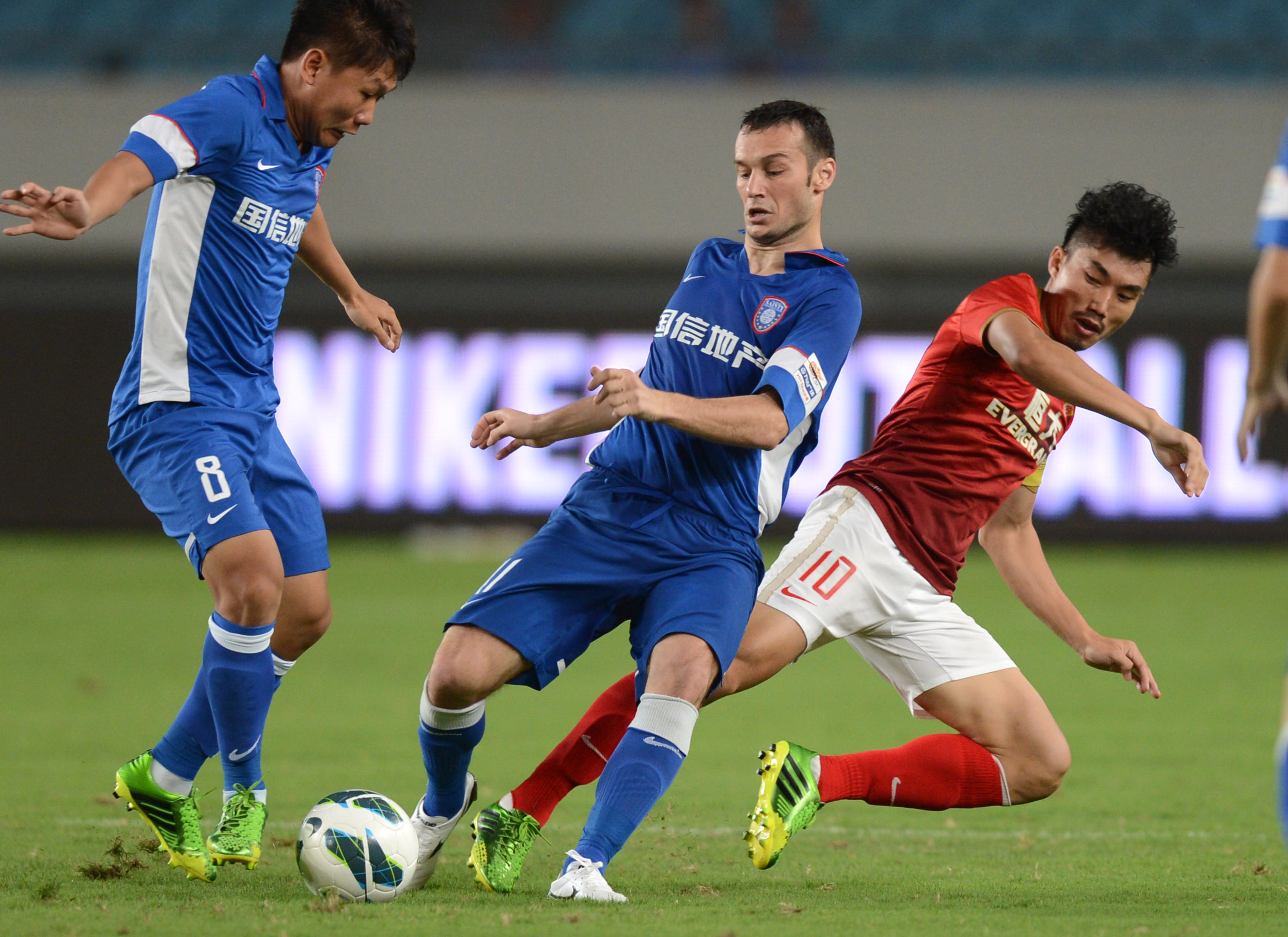 杜兰特连续得分，引领全队节奏（杜兰特连连取分，带动全队节奏）