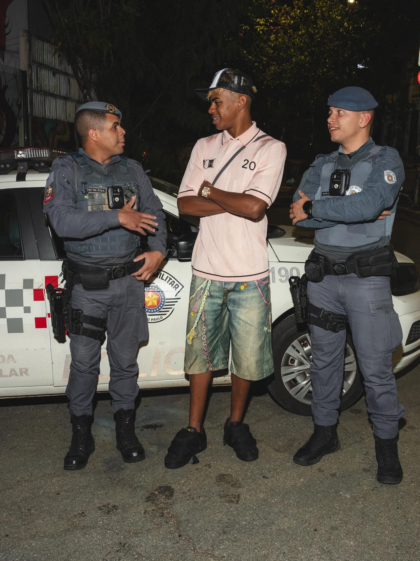 稳定表现！米切尔17中9轰28分8助攻（发挥稳健！米切尔17投9中砍下28分8助攻）