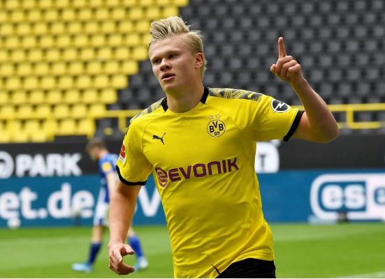 梅西：现代足球的永恒传奇（梅西：足坛永不落幕的传奇）