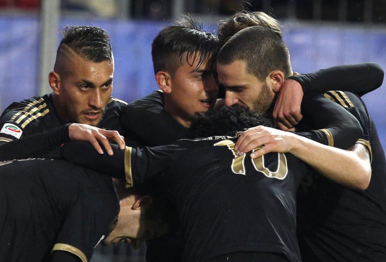 他带着伤坚持踢到最后（他忍痛作战踢到终场哨响）