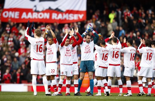 足球中超主帅否认下课传闻：全力以赴（中超主帅辟谣下课风波：将继续全力以赴）