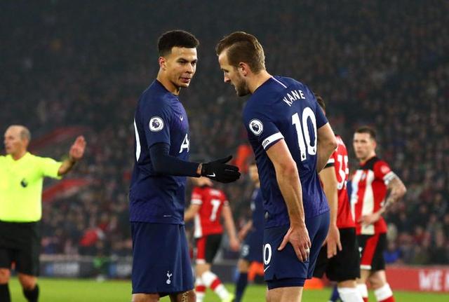 给你修修胡子，瓦科分享自己用剪刀剪克雷桑胡子的照片（瓦科晒照：亲自拿剪刀为克雷桑修胡子）