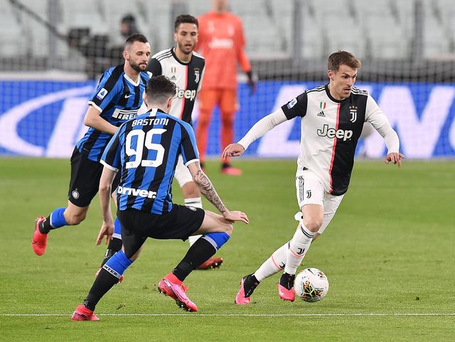 欧冠战报：格鲁克双响，阿贾克斯4-2逆转卡拉巴克收获首胜（欧冠快讯：格鲁克梅开二度 阿贾克斯4-2逆转卡拉巴克迎来首胜）