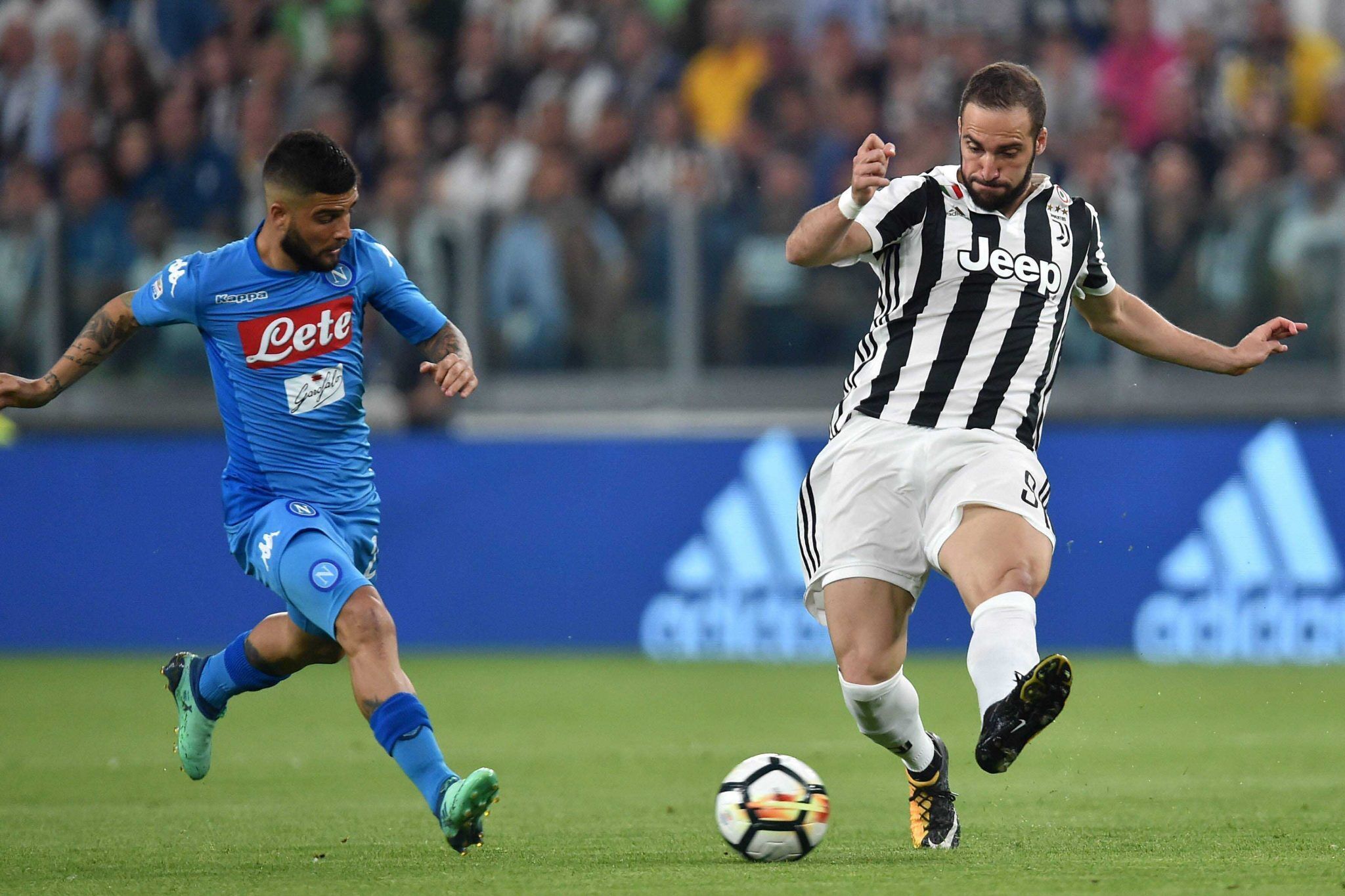 前锋连续三轮破门，全场观众沸腾（前锋三场连破门，点燃全场）