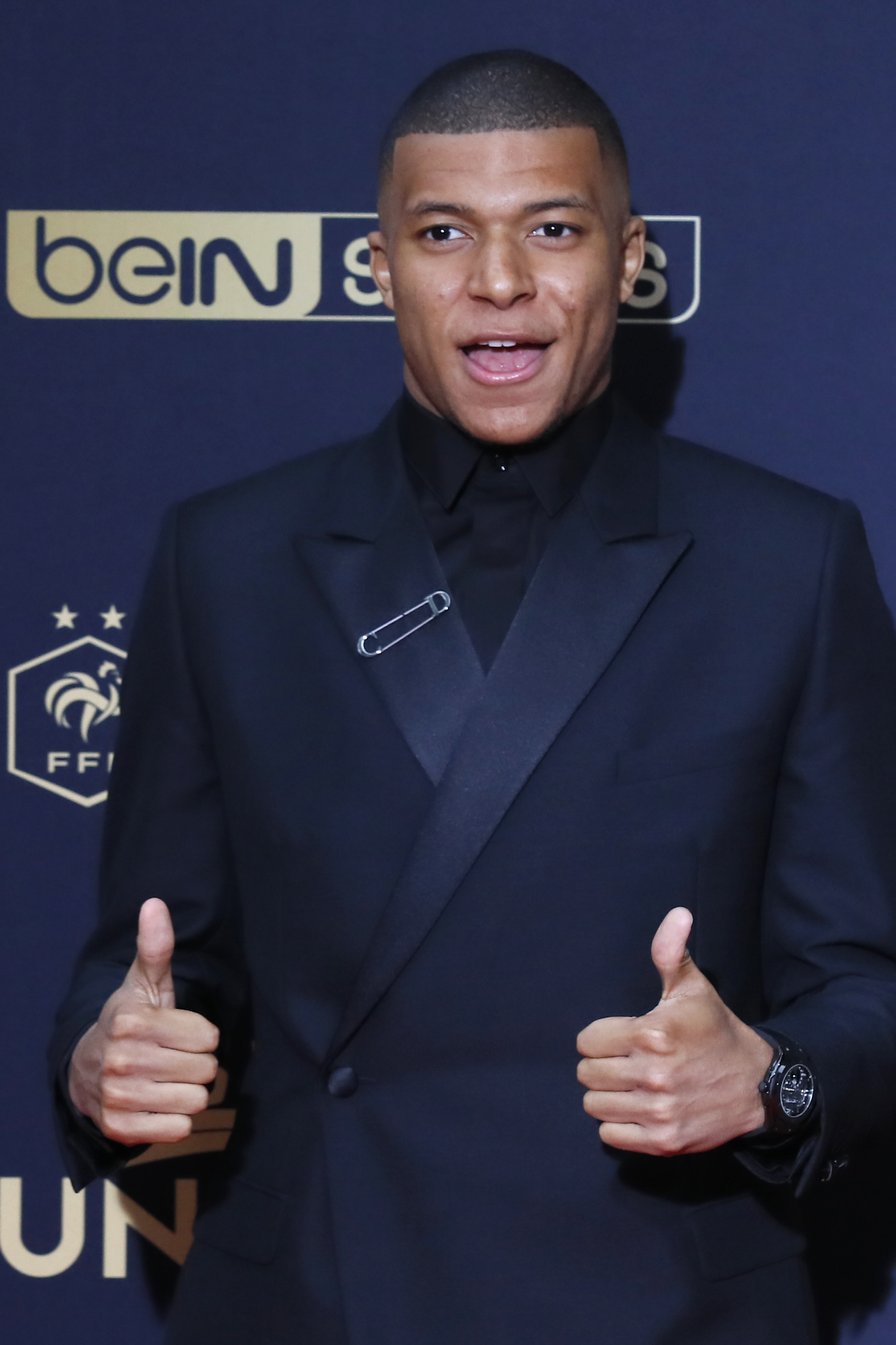 每体：拉菲尼亚没有经纪人也无意离开巴萨，他决心履行完合同（每体：拉菲尼亚无经纪人且无离队打算，坚决履行与巴萨合同至期）