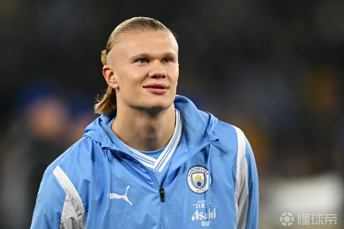 默特萨克、于大宝观战梅州U15vs浙江U15，并与小球员互动（默特萨克、于大宝到场观看梅州U15对阵浙江U15，并与小球员亲切互动）